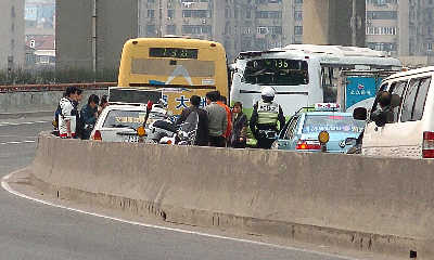 上海两辆公交车在南浦大桥追尾15人受伤(图)