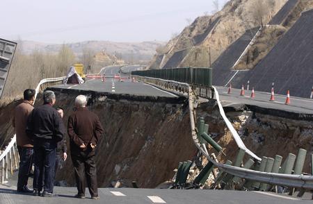 山西高速路面坍塌逾百米 四省市联动疏堵车辆