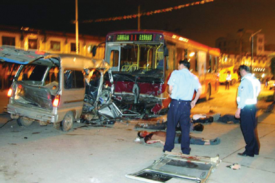 连发特大事故死亡14人南宁两公交线路被停业