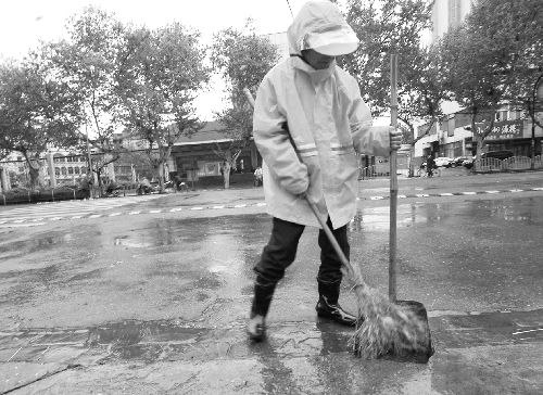 六旬环卫工穿上新雨靴(图)