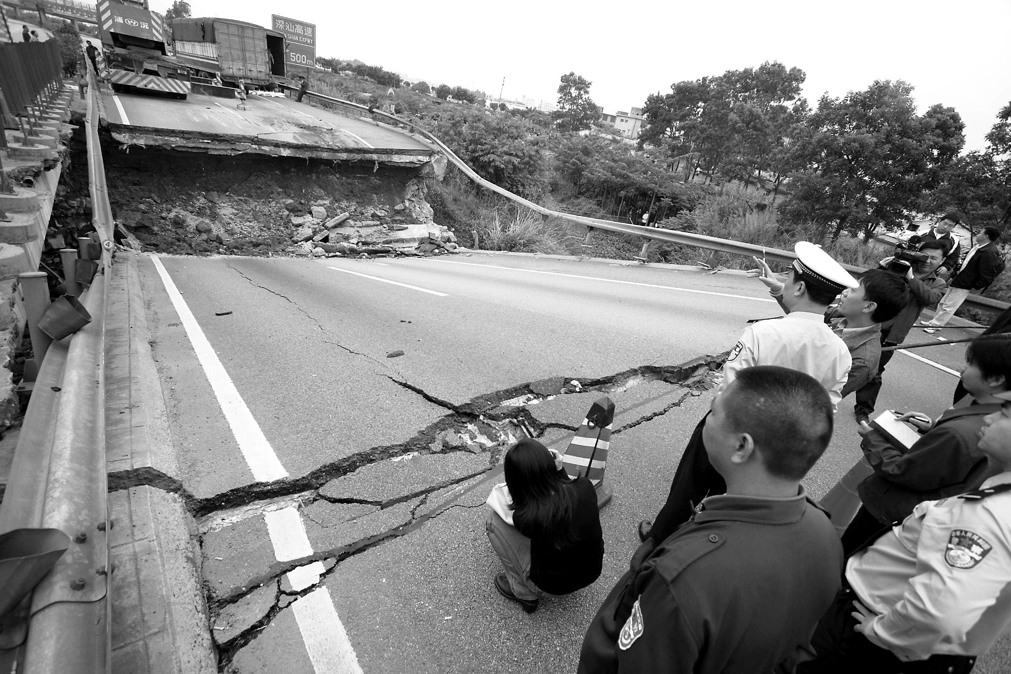 洛阳市中州路路面出现塌陷，一辆轿车掉入坑中，事发路段已实施交通管制凤凰网河南_凤凰网