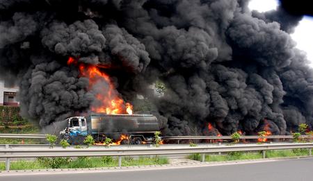 重庆大型油罐车高速路上撞轿车爆炸起火(组图