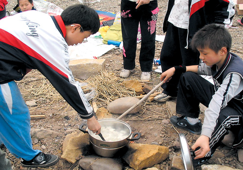 970名小学生江边架锅自己做饭