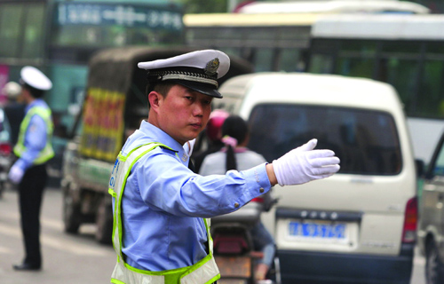 沙区交通调整首日百名交警上街指路