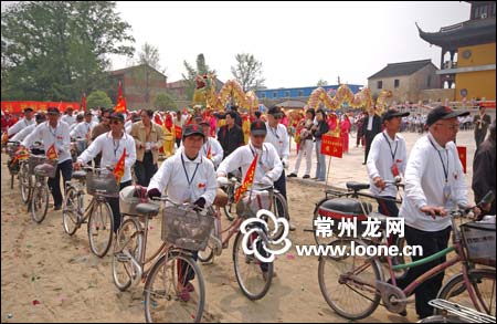 千名老人骑游龙城(图)