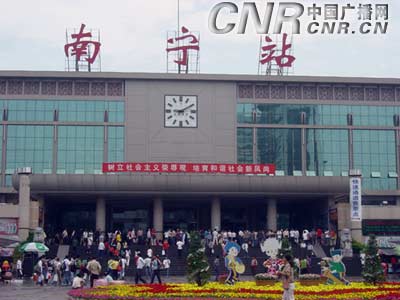 南宁火车站发送旅客创历史新高 多项措施应对