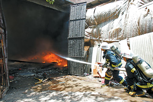 仓库起火油桶爆炸3消防中暑晕倒