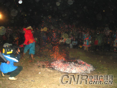 傈僳族人民传统节日通刀杆节:下火海表演图