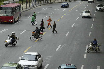 上海便衣交通协管拍乱穿马路者将照片示众(图)