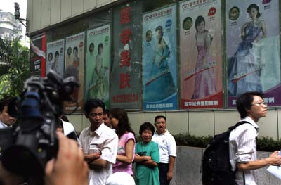 深圳高度重视香港记者采访富华美容医院遭围打