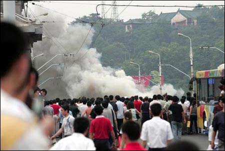 长江大桥上公交自燃爆炸 30余名乘客被疏散(图)