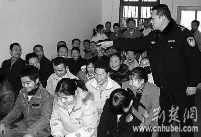 湖北襄樊万余传销人员聚集3人离奇死亡(组图)