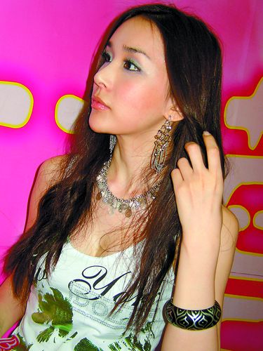 河莉秀带着自己的新专辑《舞法自拔》参加湖南卫视《快乐大本营》的