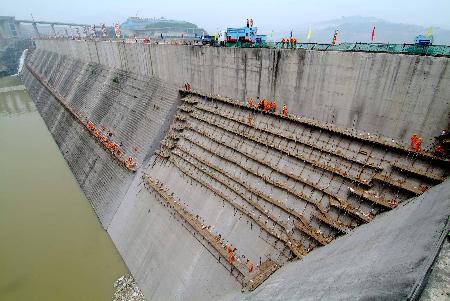 三峡工程三期上游围堰开始装填炸药(图)