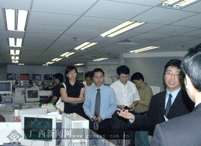 8个人承担效率非凡广西记者参观香港新闻网(图