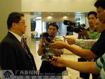 组图:记者团参观香港证券交易所 感受金融魅力