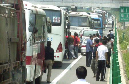 合肥至南京高速公路发生18起追尾事故(组图)