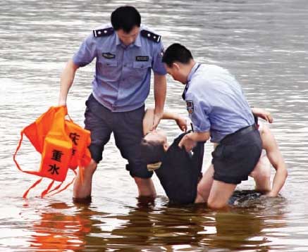 江水淹没美女 急抛救生衣遭拒(图)