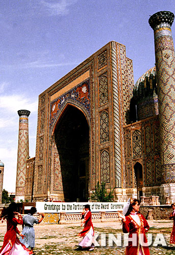 图文：乌兹别克斯坦古城撒马尔罕的清真寺广场