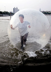 人在球里走+水上练轻功