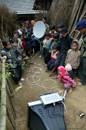 越南孩子在用迷你卫星天线收看电视(日常生活