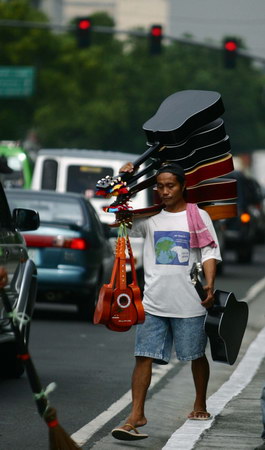 一个小商贩背着吉他行走(文化及艺术新闻优秀奖单幅)
