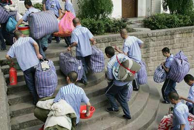 重庆进行最大规模市内转运服刑人员行动