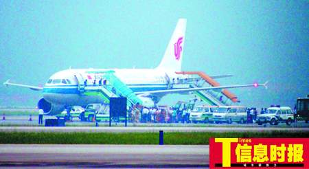 国航客机昨日在广州机场起飞时冒出浓烟(