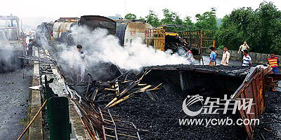 京珠高速:30吨甲醇撞车大爆炸3死1重伤