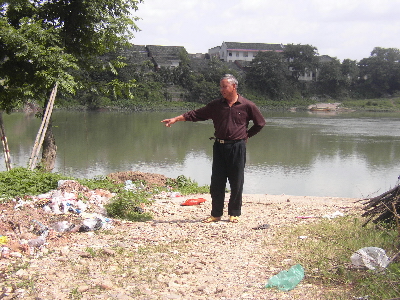 湖南浏阳河两岸成垃圾堆 鱼虾死绝寸草不生