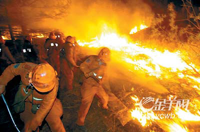 图:武警森林部队战士正在扑救内蒙古大兴安岭免渡河地区的森林大火