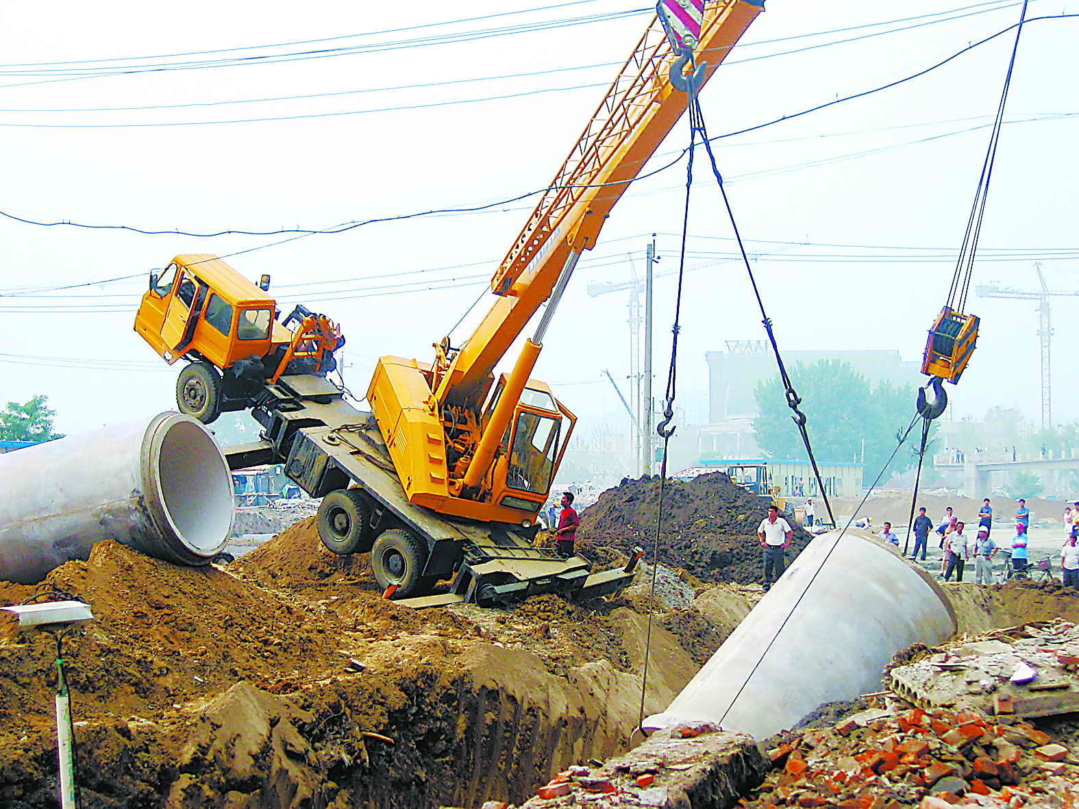 吊车摔跟头砸断高压线