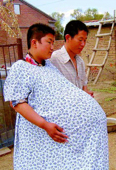 孕妇怀上五胞胎腰围达1.75米