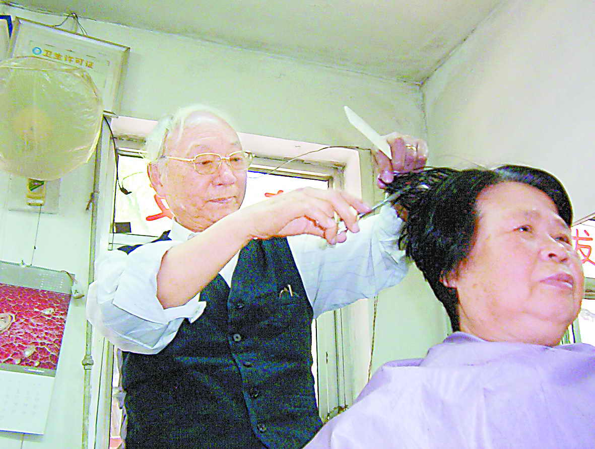 顺源里小区有位90岁的理发师
