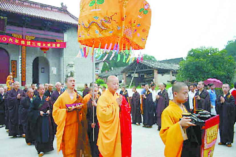 位于宜春靖安的宝峰寺举行隆重法会,为即将踏上西行路的明贤法师送行