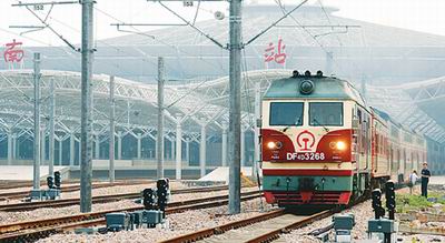铁路上海南站列车昨首发橙色巨龙驶出南大门