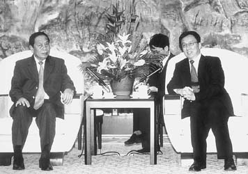 韩正会见老挝人民革命党总书记罗世谦会见时在座