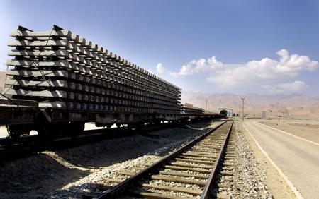 资料图片:青藏铁路施工-从格尔木通往拉萨的起点
