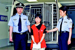 庭上,陈丹蕾承认杀害了丈夫何磊,但否认碎尸.
