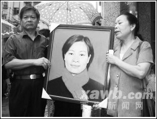 错综复杂的湖南湘潭女教师"黄静裸死案"昨日上午在湘潭雨湖区法院一审