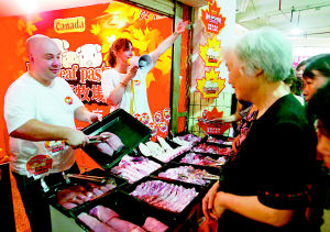 老外菜市场摆摊吆喝卖洋猪肉