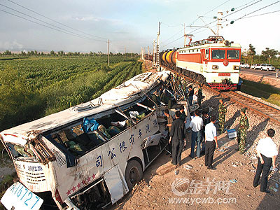 宁夏特大交通事故旅游大巴撞火车30人死伤