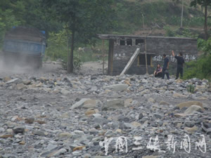 在天池河坝的附近山上,有5座煤矿仍在采煤.