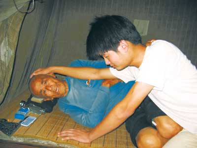儿子媳妇都过世孙儿没钱上大学 新洲重病老人向本报"托孤"