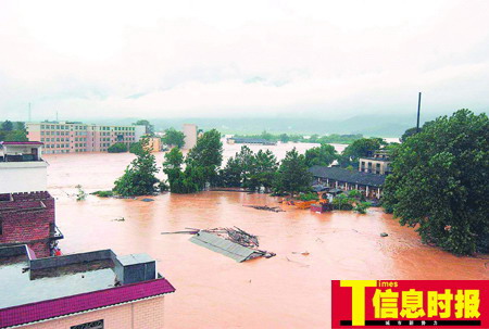 广东记者采访洪灾时遭洪水围困水淹二楼(组图)