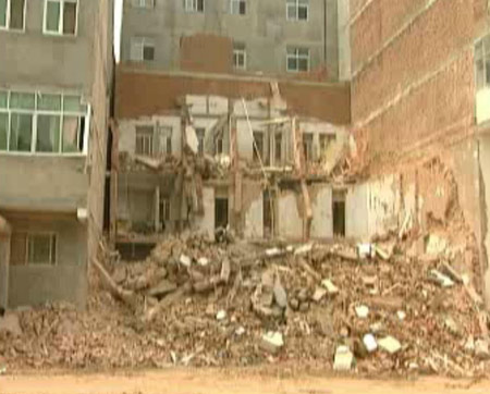郑州7层楼房坍塌背后：地基薄弱违规加盖