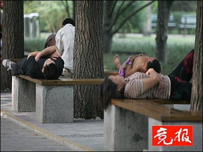 北京部分公园免费后游人不文明现象激增(组图)