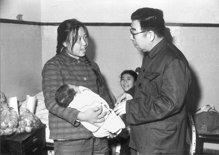 资料图片:陕西省委书记肖纯看望伤员产下的婴
