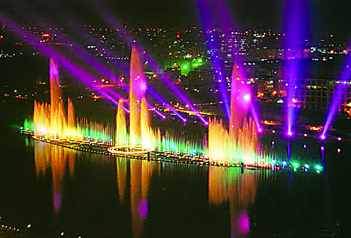 长度江上音乐喷泉,日前在广东省揭阳市建成并