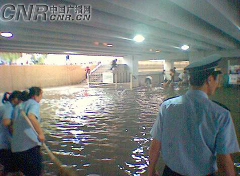 京城暴雨连连 低洼路段积水严重[图文]